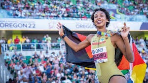 巴里·邦兹在 2002 年以 37 岁高龄拿下个人第 5 座 MVP，赛季攻击指数（OPS）冠绝古今